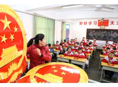 学生开学看“两会”、学“两会”