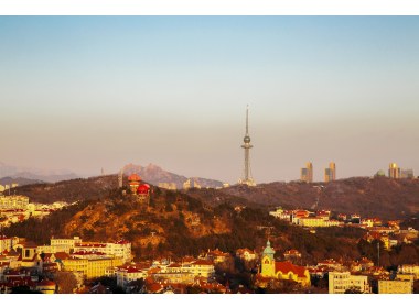 塔、山、教堂。