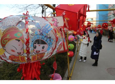 东营：学生自制环保花灯  赏灯猜谜闹元宵