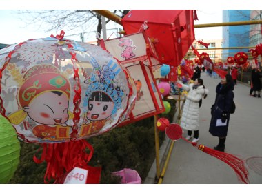 东营：学生自制环保花灯  赏灯猜谜闹元宵