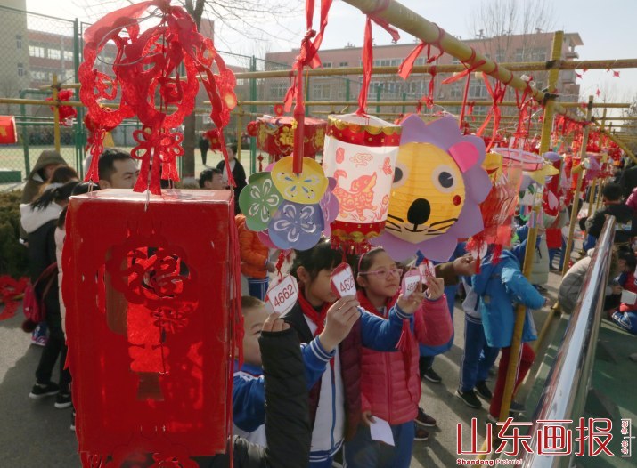 东营：学生自制环保花灯  赏灯猜谜闹元宵