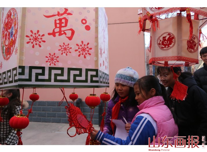 东营：学生自制环保花灯  赏灯猜谜闹元宵