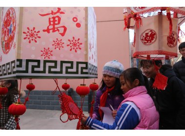 东营：学生自制环保花灯  赏灯猜谜闹元宵