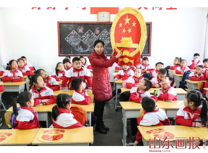 学生开学看“两会”、学“两会”