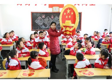 学生开学看“两会”、学“两会”