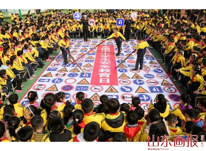 山东枣庄：交通“安全游戏”进校园