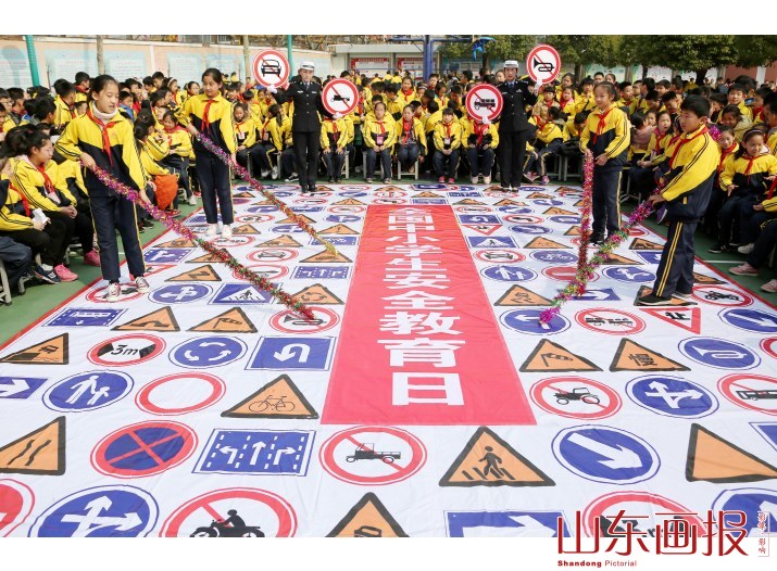 山东枣庄：交通“安全游戏”进校园