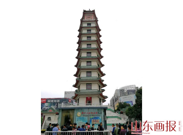纪念塔下追忆历史