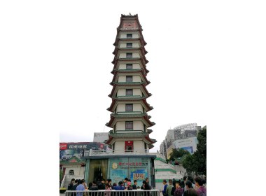 纪念塔下追忆历史