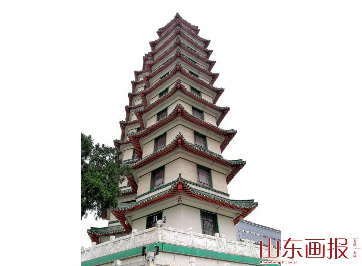 纪念塔下追忆历史