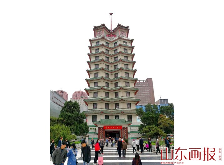 纪念塔下追忆历史