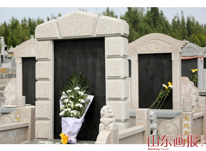 鲜花换“火纸” 倡导文明祭祀