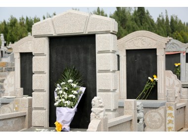 鲜花换“火纸” 倡导文明祭祀