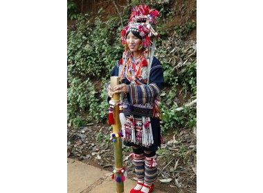 跳竹筒舞的爱伲族女人