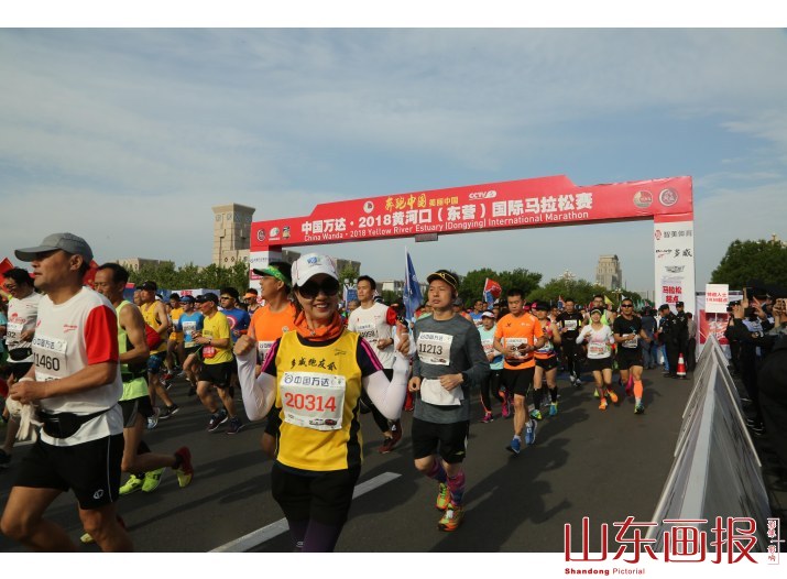 中国万达·2018黄河口（东营）国际马拉松鸣枪开赛