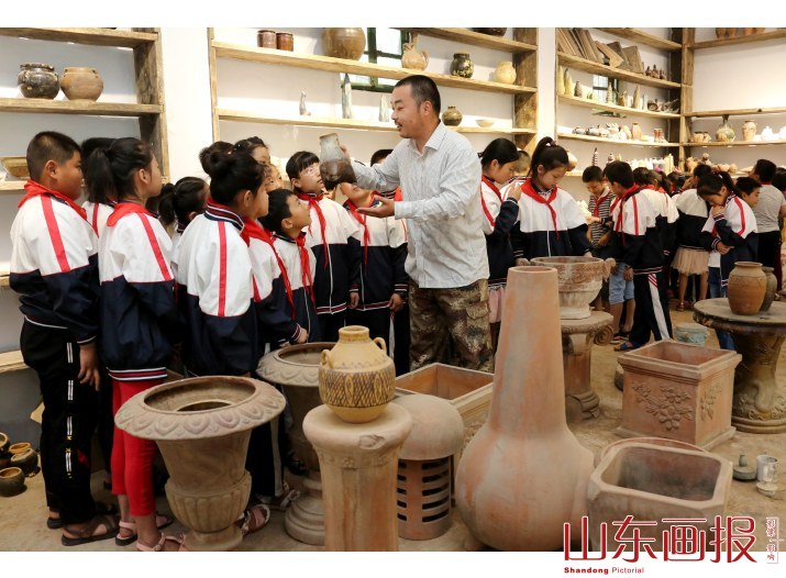 山东枣庄：小学生博物馆里上“非遗”课