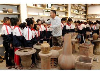山东枣庄：小学生博物馆里上“非遗”课