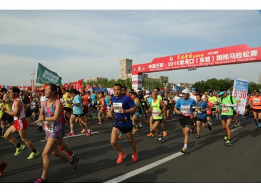 中国万达·2018黄河口（东营）国际马拉松鸣枪开赛