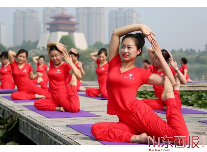 国际瑜伽日：千人瑜伽秀美姿