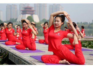 国际瑜伽日：千人瑜伽秀美姿