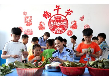 粽香迎端午  情暖留守儿童