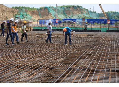 潍坊高铁北站：广大建设者鏖战三伏干劲大