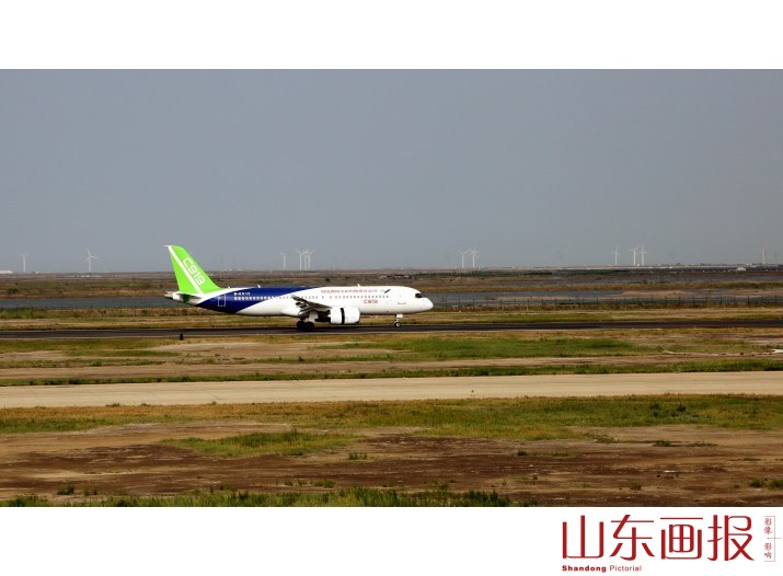C919大型客机102架机首次转场试飞
