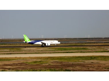 C919大型客机102架机首次转场试飞