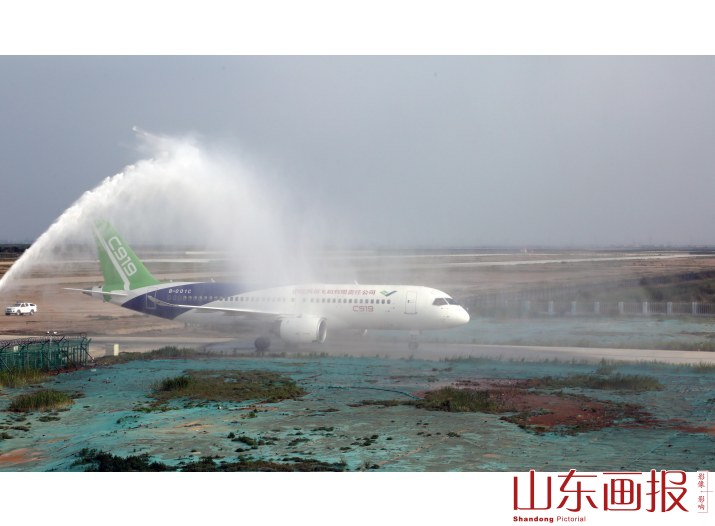 C919大型客机102架机首次转场试飞