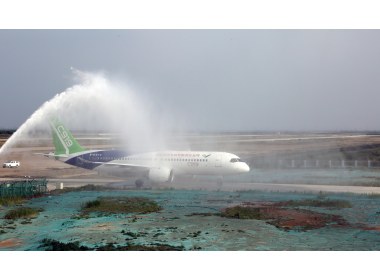 C919大型客机102架机首次转场试飞