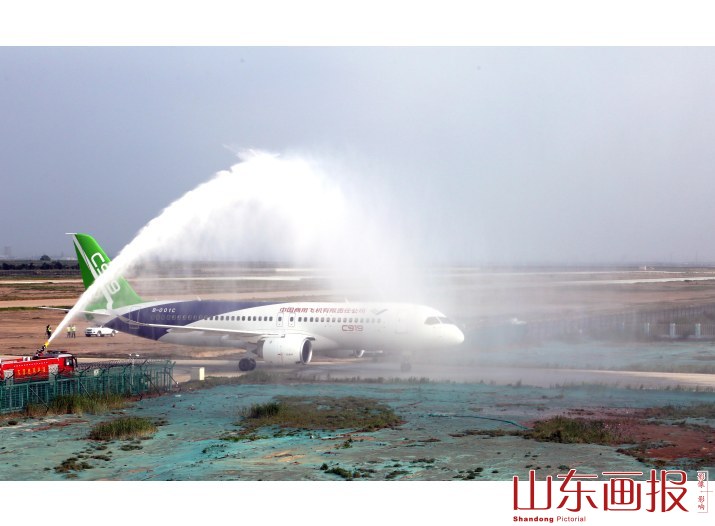 C919大型客机102架机首次转场试飞