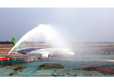 C919大型客机102架机首次转场试飞