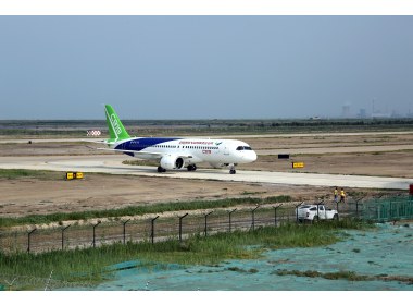 C919大型客机102架机首次转场试飞