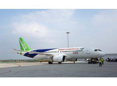 C919大型客机102架机首次转场试飞