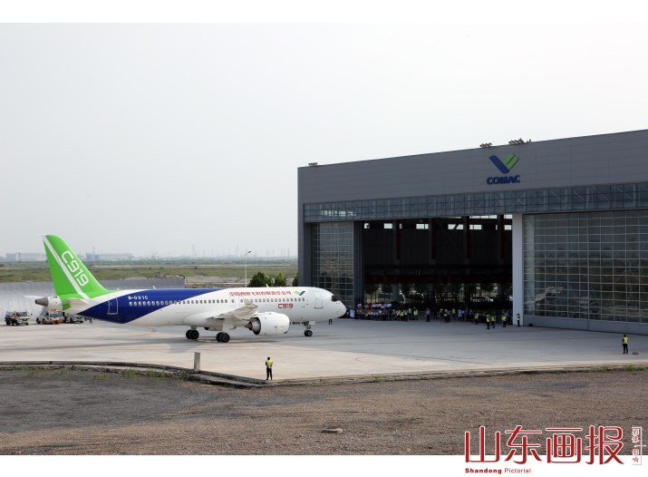 C919大型客机102架机首次转场试飞