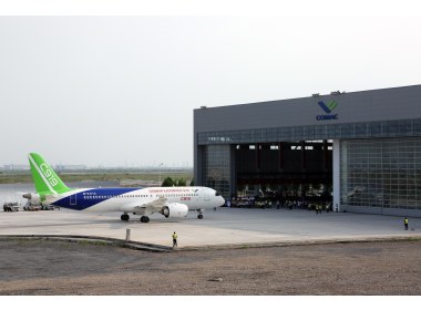 C919大型客机102架机首次转场试飞