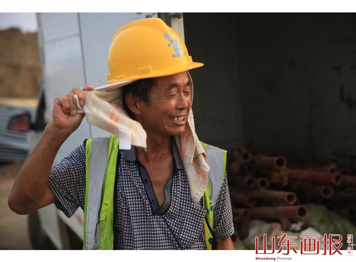 立秋日：千余建设者顶烈日冒高温汗洒一线