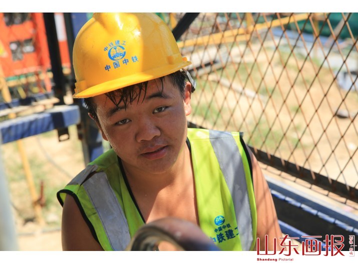 潍坊高铁北站：上千名建设者战酷暑保进度与热为“舞”(8)