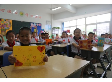 山东东营：开学前自制贺卡感恩老师