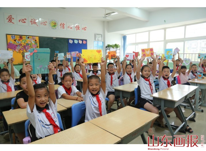 山东东营：开学前自制贺卡感恩老师
