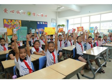 山东东营：开学前自制贺卡感恩老师