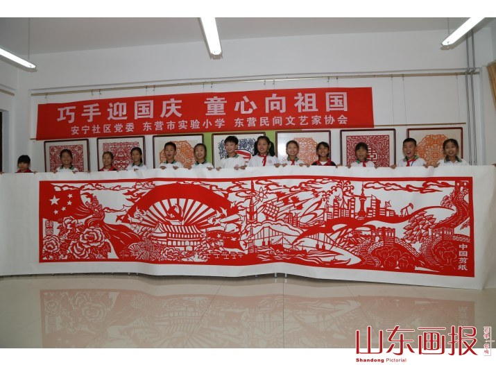 师生花费6个月共剪7米长卷献礼国庆(2)