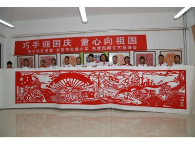师生花费6个月共剪7米长卷献礼国庆(2)
