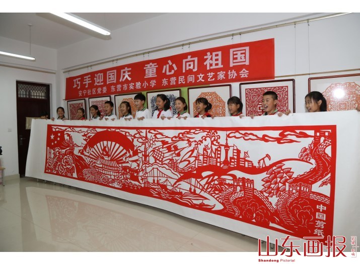 师生花费6个月共剪7米长卷献礼国庆(1)