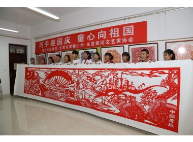 师生花费6个月共剪7米长卷献礼国庆(1)