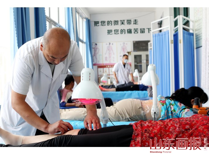 东刘卫生室康复理疗室李先云大夫应用传统针灸并配合红外线理疗，为患者治疗膝关节炎症