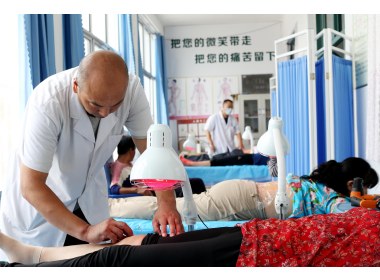 东刘卫生室康复理疗室李先云大夫应用传统针灸并配合红外线理疗，为患者治疗膝关节炎症