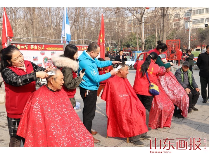 小广场上的义工