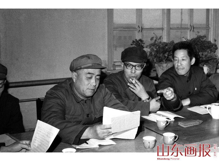 张树盛与干部一起研究案件