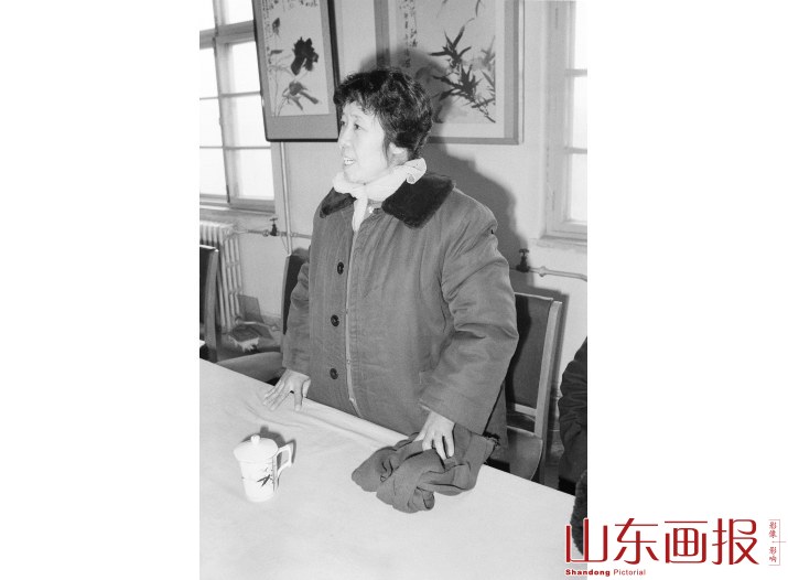 郎咸芬在座谈会上即席演唱